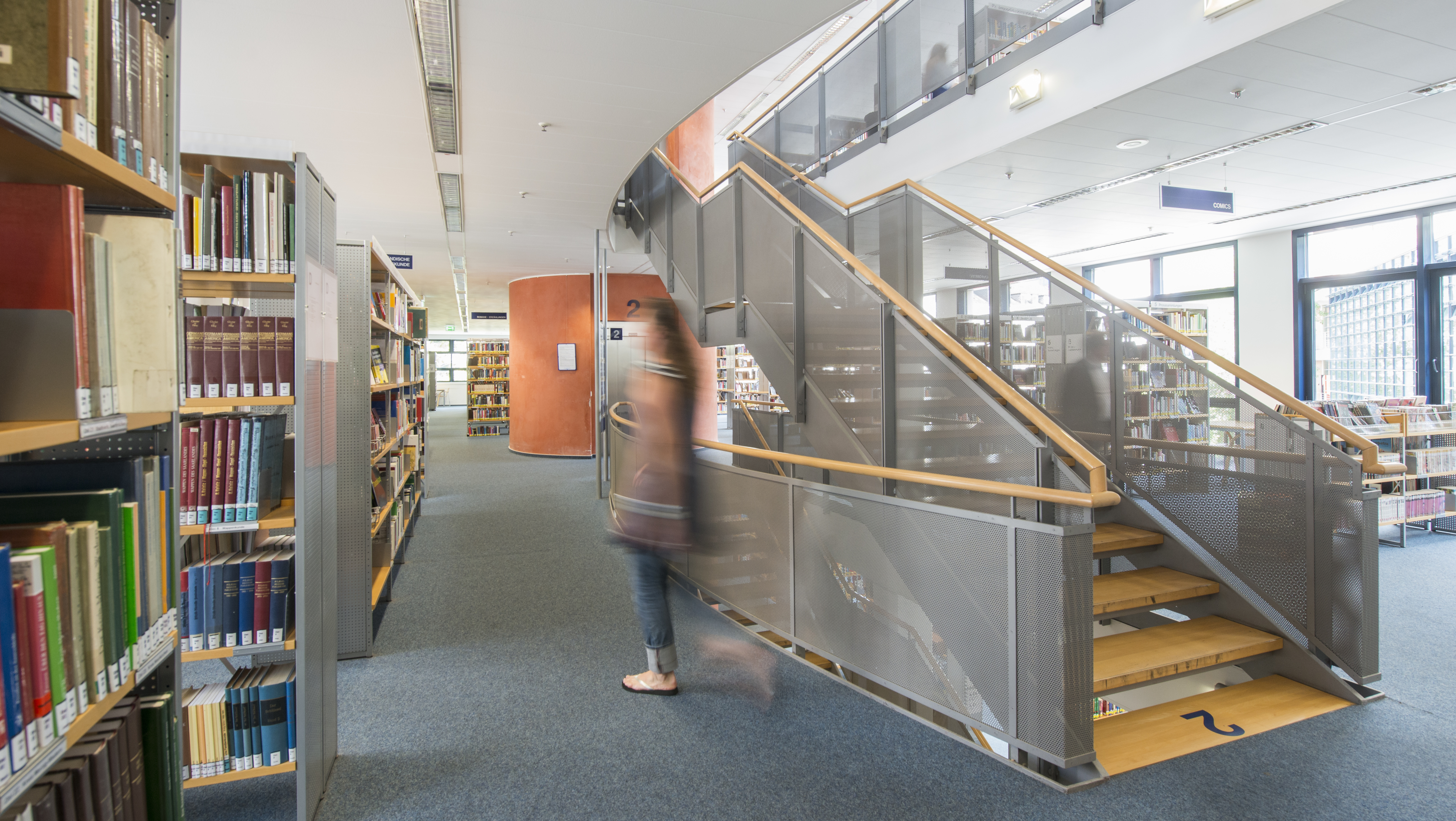 Frau in der Biblitohek