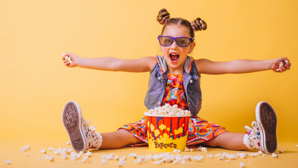 Mädchen Popcorn /senivpetro/freepik