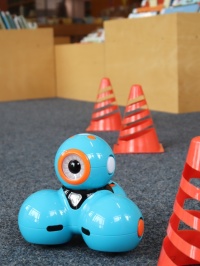 Dash Roboter in der Bibliothek