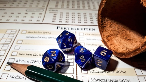 Ein Pen und Paper Spielebogen mit Würfeln und einem Stift