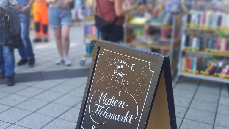 Medienflohmarkt der Stadtbibliothek auf dem Gustav-Regler-Platz