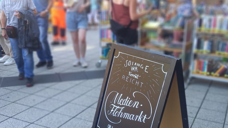 Medienflohmarkt der Stadtbibliothek auf dem Gustav-Regler-Platz