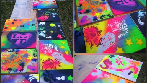 Mehrere Graffiti Bilder auf einem Tisch