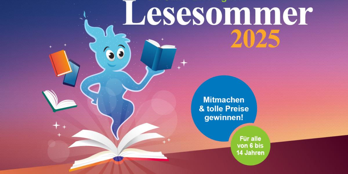 Das Bild zeigt ein Werbeplakat für den „Lesesommer 2025“. Im Mittelpunkt steht ein blauer, geisterartiger Charakter, der aus einem geöffneten Buch herauskommt und Bücher in der Hand hält. Um ihn herum schweben weitere Bücher und ein Tablet. Der Hintergrun
