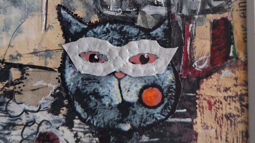 Bildcollage einer blauen  Katze mit weißer Maske