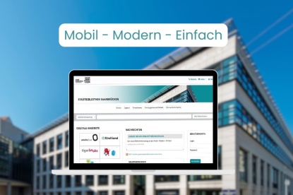 Vor der Stadtbibliothek Saarbrücken mit blauem Himmel und dem Schriftzug „Mobil - Modern - Einfach“ ist ein Laptop zu sehen, auf dem die Startseite des Bibliothekskatalogs dargestellt ist.