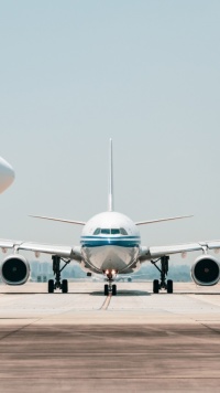 Zwei Flugzeuge auf einem Flughafen